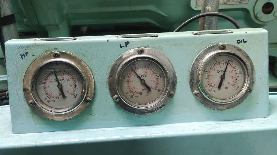 Refrigerant circuit HP LP and oil pressure gauges